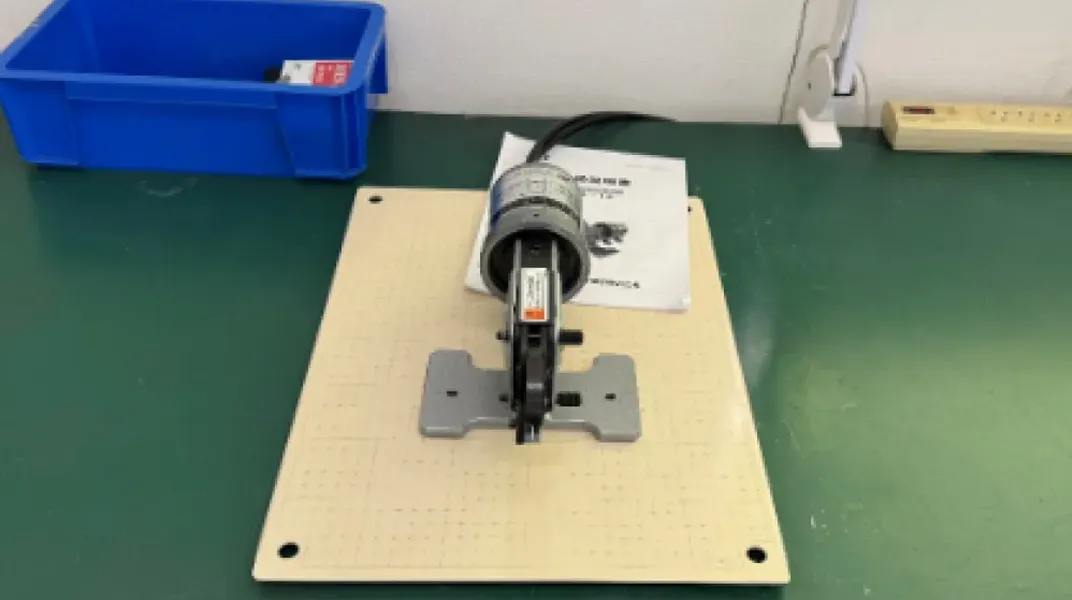 空気圧式圧着工具（卓上型本体）